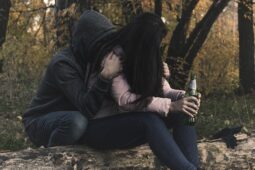 Sedmnáctiletá dívka se opila natolik, že nebyla schopná vstát