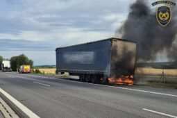 Požár návěsu uzavřel dálnici u Bezměrova