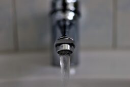 Třinečtí! Je tady dopravní omezení, začala výstavba vodovodu