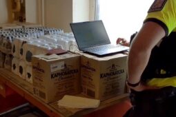 VIDEO: Podloudně přepravovaných 540 lahví s alkoholem skončilo v rukách celníků
