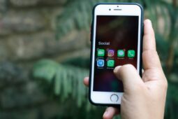 EU znovu řeší kontroverzní „chat control“. Kvůli ochraně dětí se může vrátit kontrola soukromých zpráv