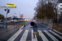 VIDEO: Chodci nerespektují přednost sanitky na silnici. Dívají se do mobilu, poslouchají hudbu