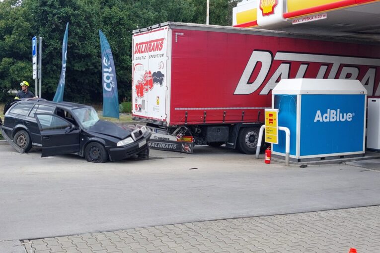 Řidička na D1 u Humpolce narazila do kamionu. Zranili se tři lidé, k nehodě letěl vrtulník