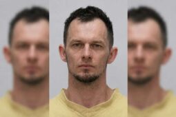 Vězeň ukradl auto a zmizel. Policie po něm intenzivně pátrá