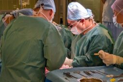Raritní zákrok v anenské nemocnici. Chirurgové zvládli dvě operace najednou