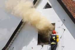 Při tragickém požáru rodinného domu ve Vyškově zemřela žena