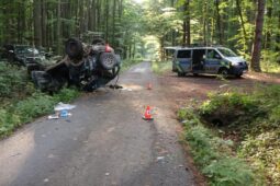 Nepřipoutaní vjeli do zákazu vjezdu. Po havárii ženu transportoval do nemocnice vrtulník
