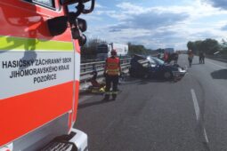 Nehoda osobního auta s dodávkou na D1 si vyžádala pět zraněných. Hasiči vyprostili jednoho člověka