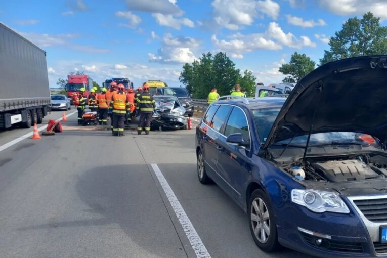 Při hromadné nehodě na dálnici D2 u Velkých Pavlovic se srazila čtyři auta