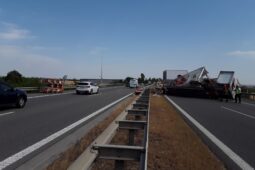Dálnici D52 ve směru na Brno v úterý dopoledne zablokovala nehoda kamionu