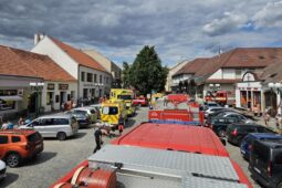Při požáru v Ivančicích ošetřili záchranáři 19 lidí