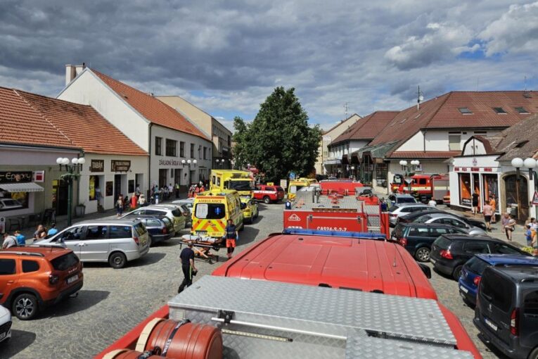 Při požáru v Ivančicích ošetřili záchranáři 19 lidí