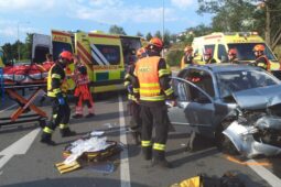 Na Jedovnické ulici museli hasiči po střetu dvou aut vyprostit řidiče
