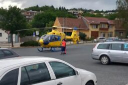 Motorkář se na Blanensku srazil s autem. K havárii letěl vrtulník