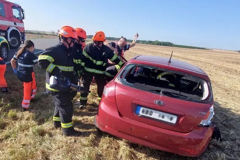 Vážná nehoda na Znojemsku. Pro zraněnou řidičku letěl vrtulník