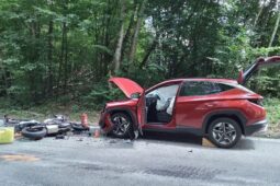 Po havárii auta a motorky u Křtin utrpěl řidič těžké zranění