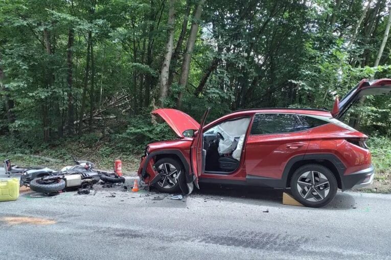 Po havárii auta a motorky u Křtin utrpěl řidič těžké zranění