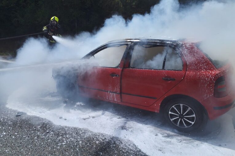 Na začátku dálnice D52 u Popovic na Brněnsku hořelo osobní auto