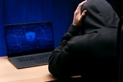 Falešné články mohou zmást: Před čím si dát na internetu pozor?