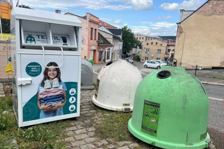 Kontejnery na textil se přesunuly na nová místa