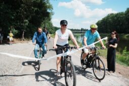 Po Labské stezce už bez výmolů. Nový asfalt spojuje Kostelec nad Labem s Tuhaňí