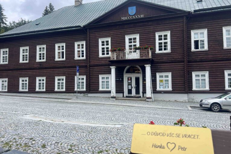 Lavičky v Karlově Studánce zaznamenávají přátelství. Pacienti k nim mají osobní vztah