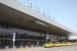 Nové politické téma: Pražské letiště. Opozice žádá zastavení jmenování nového šéfa, vláda připouští i částečnou privatizaci