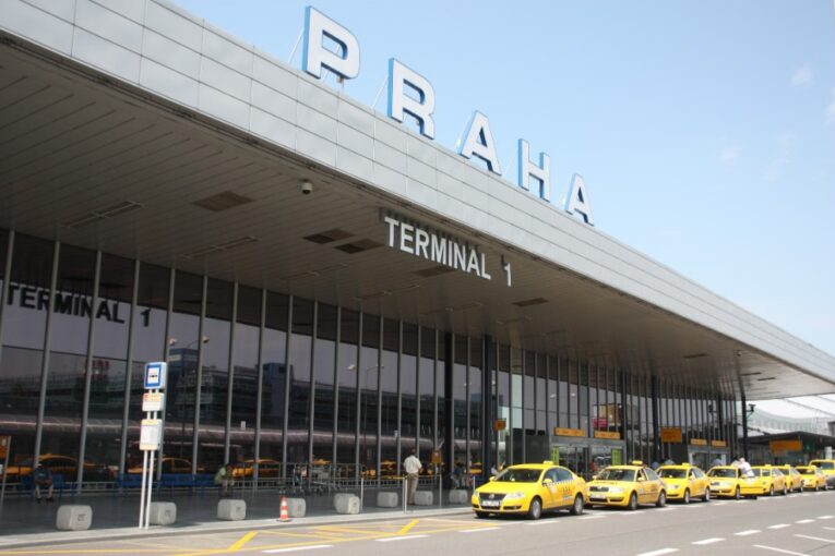 Nové politické téma: Pražské letiště. Opozice žádá zastavení jmenování nového šéfa, vláda připouští i částečnou privatizaci