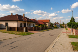 Otrokovice přispějí lidem na parkování u domu. Za nová stání mohou získat až 40 tisíc korun