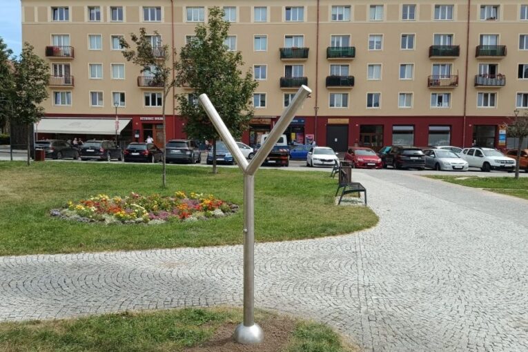 Příbram bojuje s tropickým peklem: V ulicích najdete moderní mlžítka a pítka, která vás okamžitě zchladí