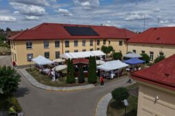 Zahrada znovu ožila. Domov seniorů v Novém Strašecí slaví konec náročné rekonstrukce
