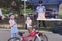 Pod nymburskými hradbami policisté kontrolovali cyklisty i chodce. Místo pokut rozdávali hlavně rady