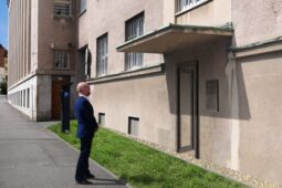 Pamětní deska připomene lékaře, který zachránil stovky vězňů gestapa