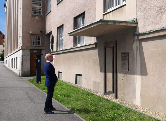 Pamětní deska připomene lékaře, který zachránil stovky vězňů gestapa