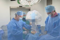 VIDEO: Unikátní patní hřeb z Pardubic pomohl už tisícům pacientů. Teď přichází jeho vylepšená verze