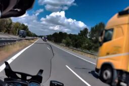 VIDEO: Nevěnování se řízení může mít fatální následky. Policisté kontrolovali telefonování na dálnici D2