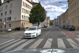 VIDEO: Na přechodu přehlédla řidička starší ženu. Jen díky opatrnosti seniorky nedošlo k tragédii 