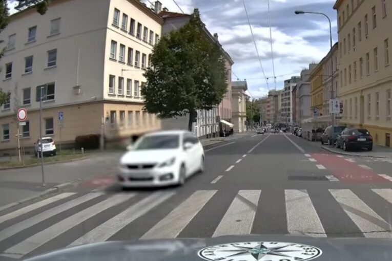 VIDEO: Na přechodu přehlédla řidička starší ženu. Jen díky opatrnosti seniorky nedošlo k tragédii 