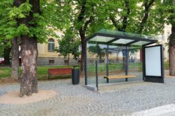 Příbram mění autobusové přístřešky. Cestující se dočkají modernějších zastávek