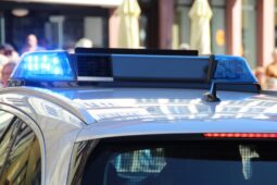 Brutální útok v České Lípě: Bezdomovec teleskopickým obuškem zlomil muži žebro