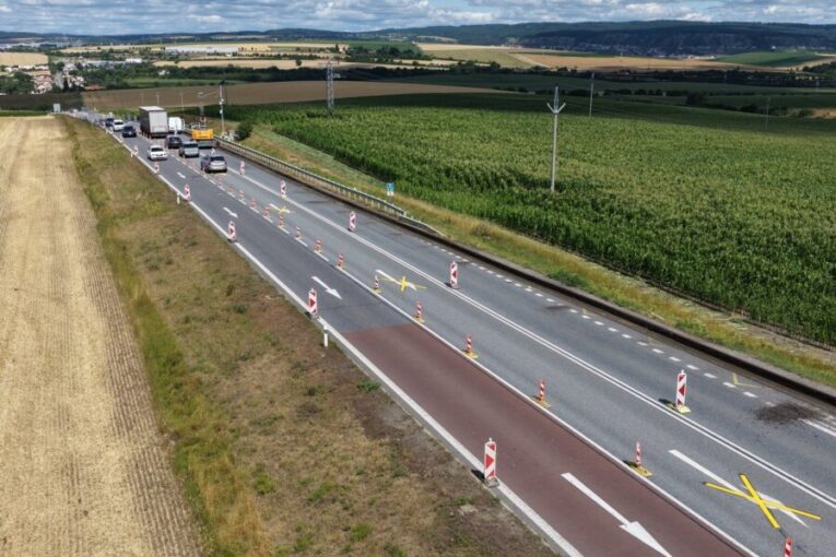 Na silnici I/50 začaly dvě stavební akce. Řidiče čekají omezení u Velešovic i Hodějic