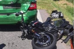 Dvě havárie motorkářů na Vysočině. Jednoho po střetu s autem transportoval vrtulník