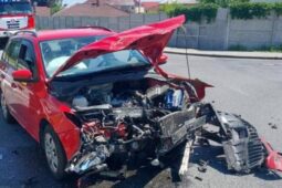 Seniorka vjela do křižovatky v Chotěboři, druhé auto odmrštil náraz až k lampě