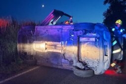 Mladý řidič u Štoků nezvládl zatáčku. Seat skončil převrácený na boku, zasahovala záchranka
