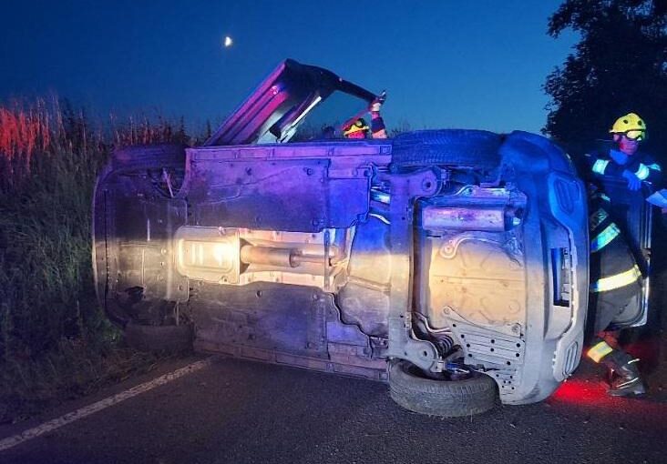 Mladý řidič u Štoků nezvládl zatáčku. Seat skončil převrácený na boku, zasahovala záchranka