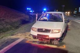 Podivná noční bouračka u Jihlavy. Fabia prorazila kruhový objezd, řidič zmizel