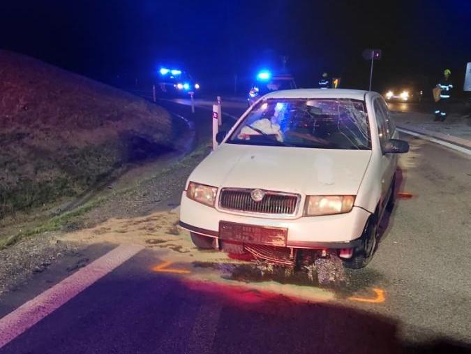 Podivná noční bouračka u Jihlavy. Fabia prorazila kruhový objezd, řidič zmizel