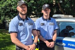 Dramatický zásah na střeše parkovacího domu. Policisté v Třebíči zachránili jedenáctiletou dívku