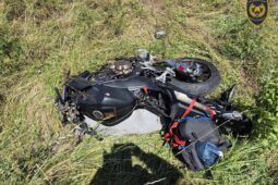 Motorkář havaroval u Hulína po sjetí z dálnice, zraněním na místě podlehl