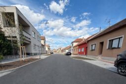 Rekonstrukce ulice Palackého je dokončena. Ve Veselí tak vznikla nejmodernější ulice ve městě